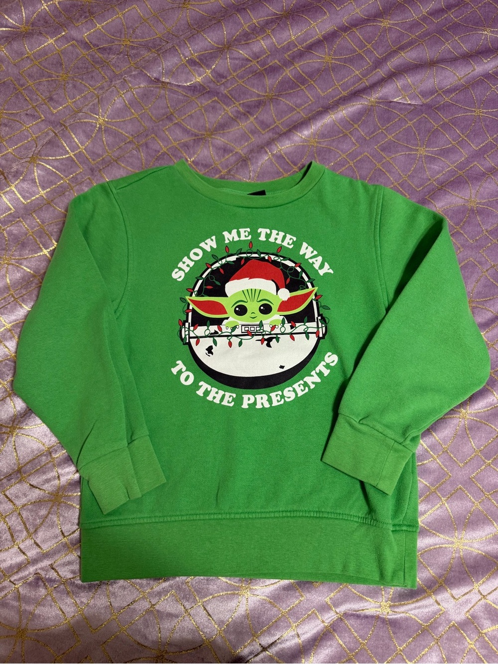 💥 KIDS Green Holiday Graphic Sweatshirt - Baby Yoda (stain)